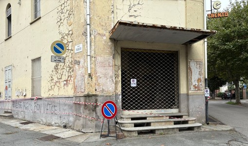 Il Cinema Trento con i segnali che avvisano della ripartenza del cantiere
