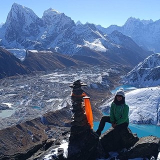 Lisa Bellion sulla cima del Gokyo Ri