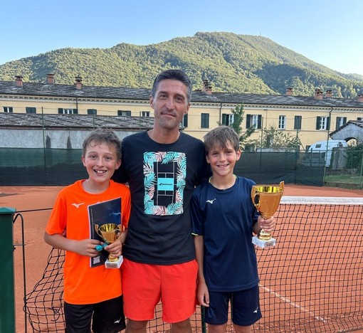 Alessandro Riba con due giovani tennisti Alessandro Riba con due giovani tennisti