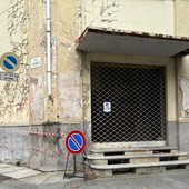 Il Cinema Trento con i segnali che avvisano della ripartenza del cantiere