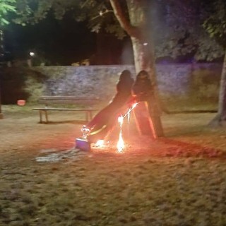 Dalle urla alle fiamme: notte di fuoco al parco delle betulle di Torre Pellice