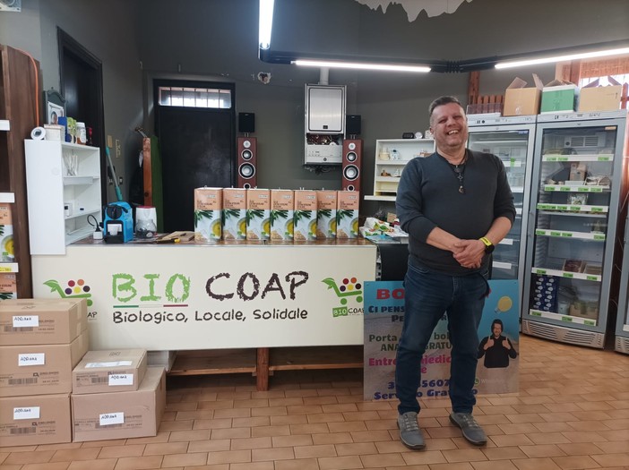 Sergio Paderi nel suo negozio