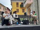 Monica Barotto, a destra, sul palco di Una Torre di Libri Monica Barotto, a destra, sul palco di Una Torre di Libri