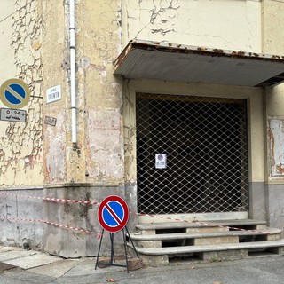 Il Cinema Trento con i segnali che avvisano della ripartenza del cantiere