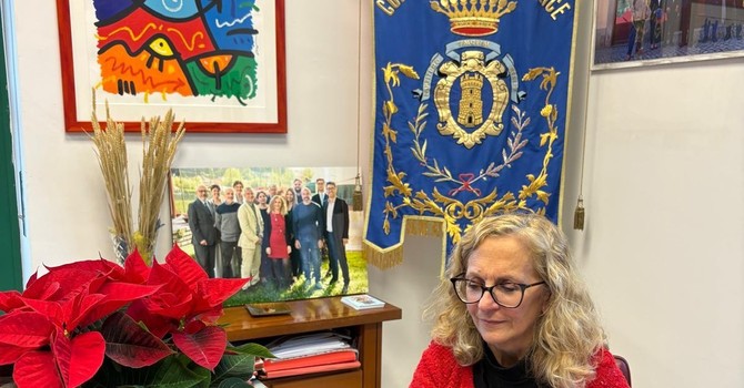 La sindaca Maurizia Allisio con il nuovo notiziario