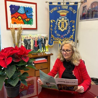 La sindaca Maurizia Allisio con il nuovo notiziario