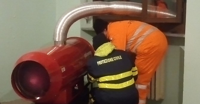 I lavori per asciugare la scuola allagata