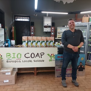 Sergio Paderi nel suo negozio