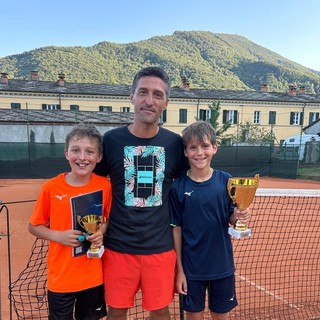 Alessandro Riba con due giovani tennisti