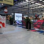 Vestiti femminili al Lingotto per ricordare le donne uccise Vestiti femminili al Lingotto per ricordare le donne uccise