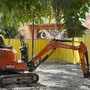 L’escavatore in piazza Muston con dietro il gufo L’escavatore in piazza Muston con dietro il gufo