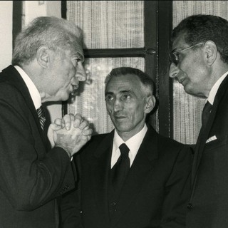 Da sinistra Francesco Cossiga in visita al Museo Valdese di Torre Pellice nel 1989, Giorgio Tourn e Diego Novelli (foto Fondazione Centro culturale valdese)
