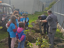 La piantumazione degli alberi al palazzetto del ghiaccio di Torre Pellice La piantumazione degli alberi al palazzetto del ghiaccio di Torre Pellice