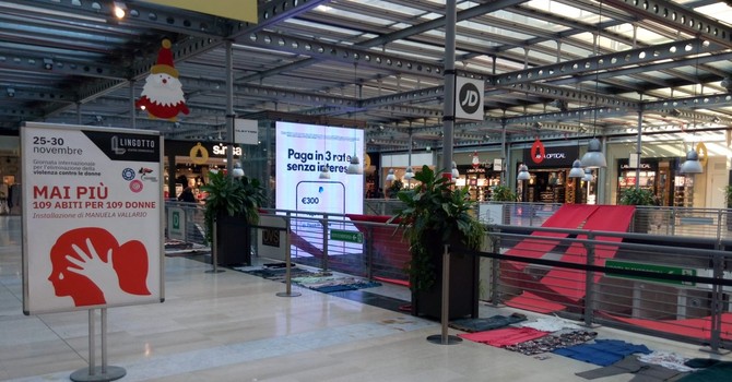 Vestiti femminili al Lingotto per ricordare le donne uccise