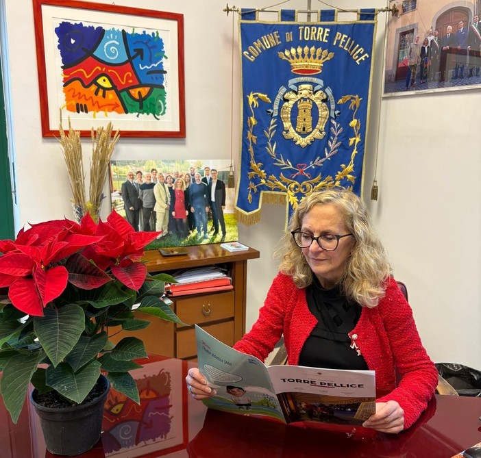 La sindaca Maurizia Allisio con il nuovo notiziario