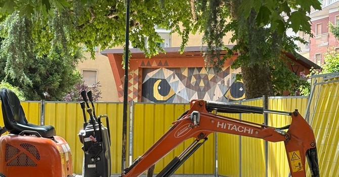 L’escavatore in piazza Muston con dietro il gufo