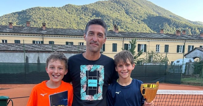 Alessandro Riba con due giovani tennisti Alessandro Riba con due giovani tennisti