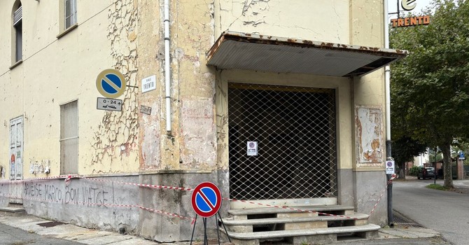 Il Cinema Trento con i segnali che avvisano della ripartenza del cantiere