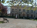 La piazza dove verrà dipinta di giallo una panchina La piazza dove verrà dipinta di giallo una panchina