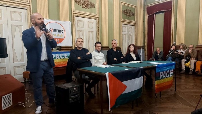 Cavaliere, in piedi