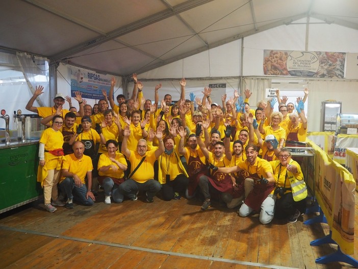 Le maglie gialle della pro loco che accoglieranno gli avventori al RistoPalatenda Le maglie gialle della pro loco che accoglieranno gli avventori al RistoPalatenda