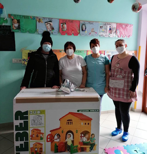 Pro Loco di Villafranca Piemonte dona una casetta per giocare all'asilo nido del peso dicembre 2020