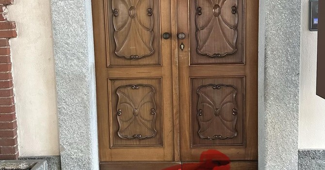 Il ritrovamento di fronte alla porta del municipio