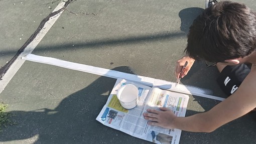 Giovani al lavoro per sistemare il campo Giovani al lavoro per sistemare il campo