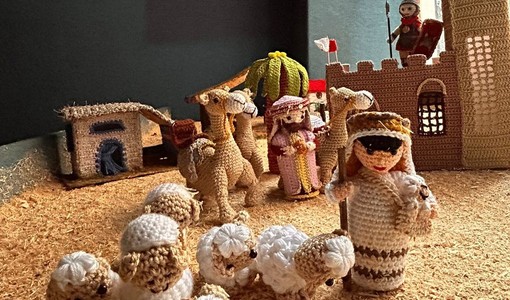 Uno scorcio del presepe all’uncinetto