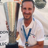 Maurizio Allasia con il trofeo vinto ad Annecy