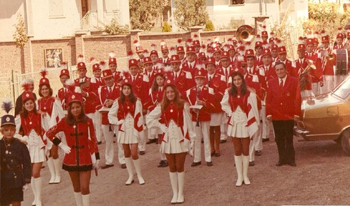 La prima apparizione delle majorettes a San Nicola nel 1970