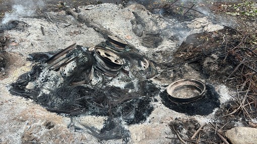 Le gomme gettate sui resti del falò
