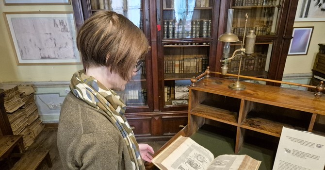 Dinato con un libro del fondo storico Luisia