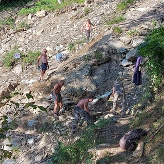 In Val Germanasca Giorgia e i cacciatori ricostruiscono il sentiero travolto dalla frana [VIDEO]