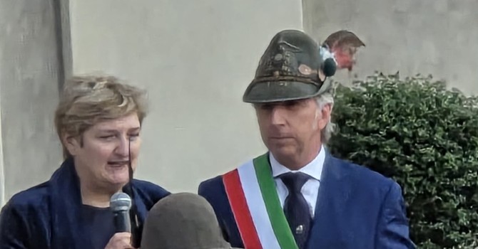 La dottoressa Campra con il sindaco Bottano alla cerimonia di consegna della cittadinanza onoraria La dottoressa Campra con il sindaco Bottano alla cerimonia di consegna della cittadinanza onoraria