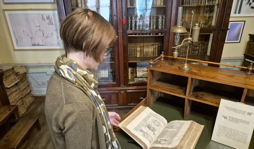 Dinato con un libro del fondo storico Luisia