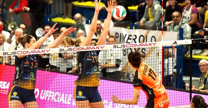 Decortes contro il muro di Davyskiba e Dodson (foto di Christian Bosio) Decortes contro il muro di Davyskiba e Dodson (foto di Christian Bosio)