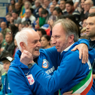 Claudio Prina, da sinistra, abbraccia il sindaco di Villafranca Piemonte per festeggiare la prima salvezza, nel 2023 (foto di Christian Bosio)
