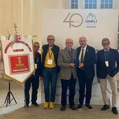 Il riconoscimento a Giulio Brarda, al centro della foto Il riconoscimento a Giulio Brarda, al centro della foto