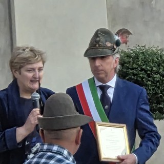 La dottoressa Campra con il sindaco Bottano alla cerimonia di consegna della cittadinanza onoraria
