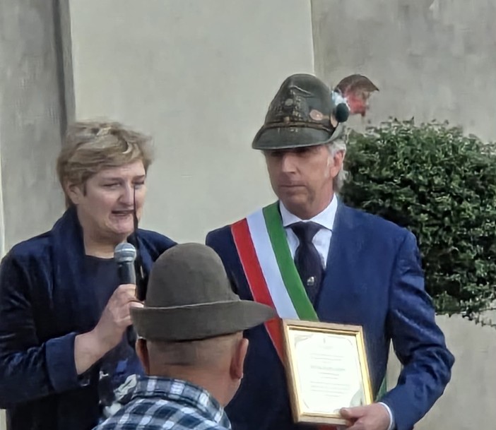 La dottoressa Campra con il sindaco Bottano alla cerimonia di consegna della cittadinanza onoraria La dottoressa Campra con il sindaco Bottano alla cerimonia di consegna della cittadinanza onoraria