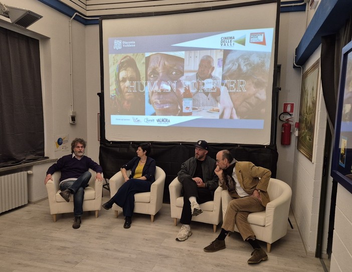Jonathan De Jong, secondo da destra, alla presentazione di stamattina a Villar Perosa