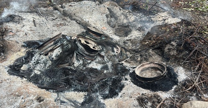 Le gomme gettate sui resti del falò