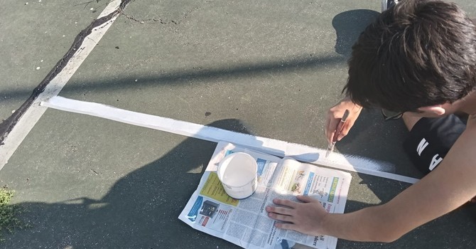 Giovani al lavoro per sistemare il campo Giovani al lavoro per sistemare il campo
