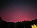 La magia dell'aurora boreale torna nei nostri cieli: le luci viola e rosa sulle montagne del Piemonte