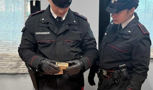 Le manette dei carabinieri scattate per un 33enne e un 42enne