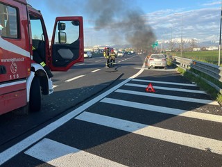 Auto in fiamme lungo la tangenziale di Torino