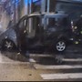 Auto prende fuoco mentre percorre la strada, momenti di paura a Nichelino