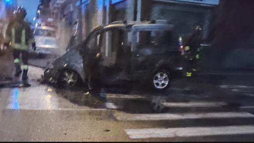 Auto prende fuoco mentre percorre la strada, momenti di paura a Nichelino