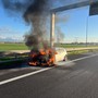 Auto in fiamme lungo la tangenziale di Torino